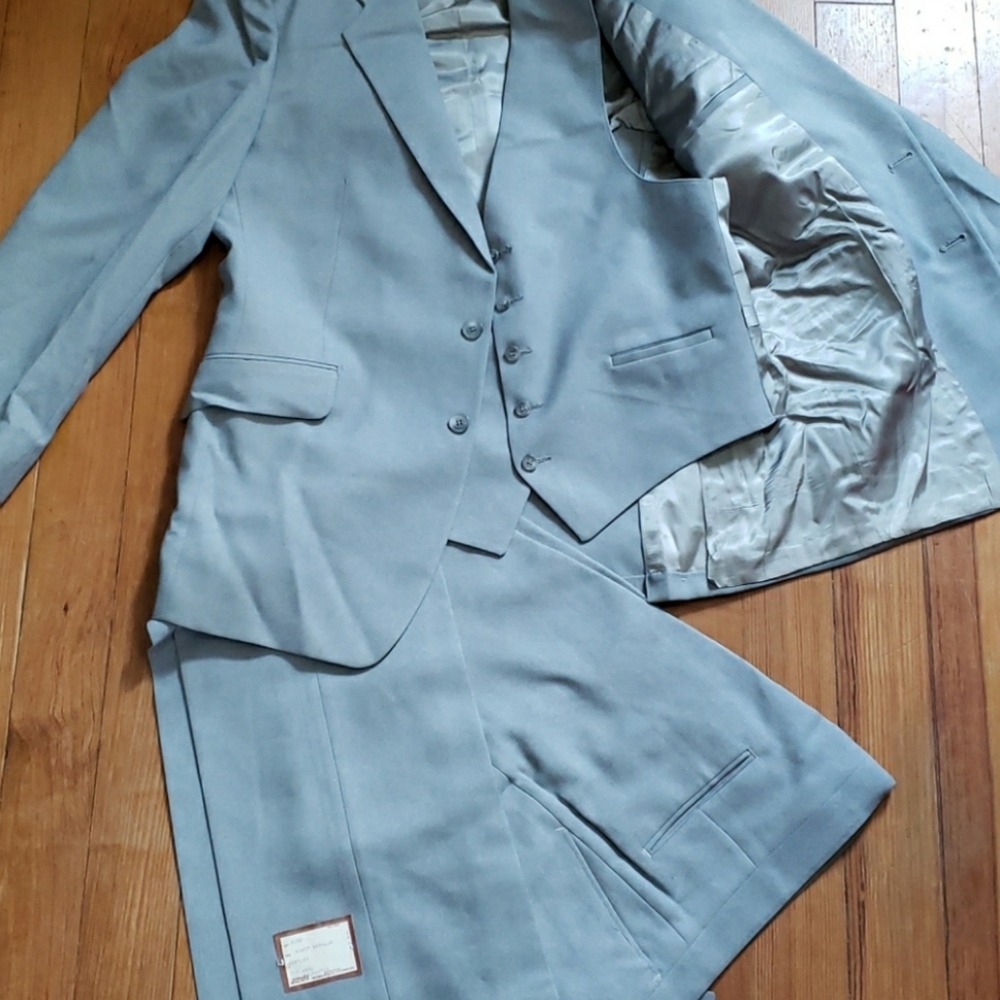 3 Piece suit. 43W37
